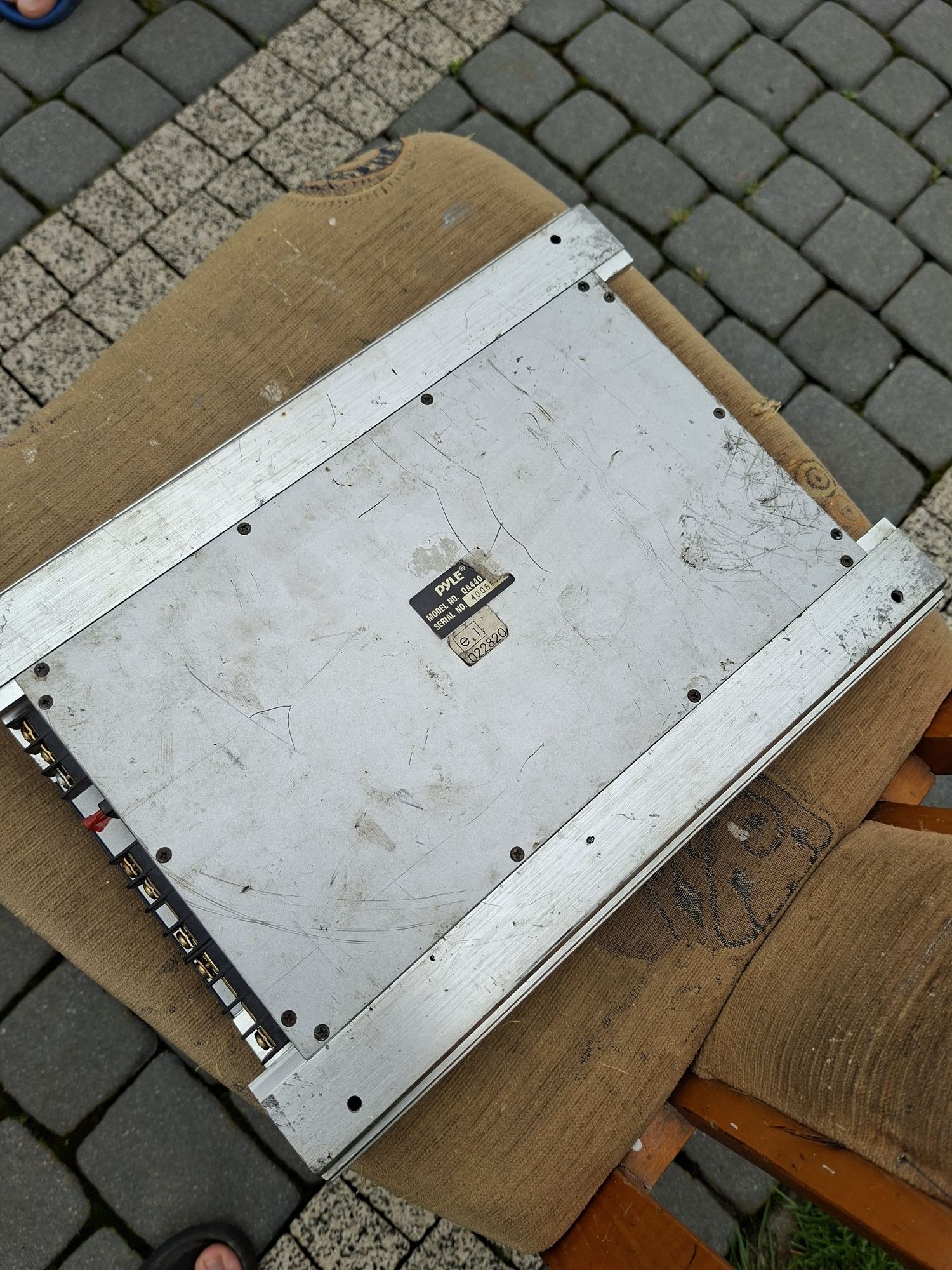 wzmacniacz samochodowy Pyle QA 4400 III o mocy maksymalnej 1000 Watt