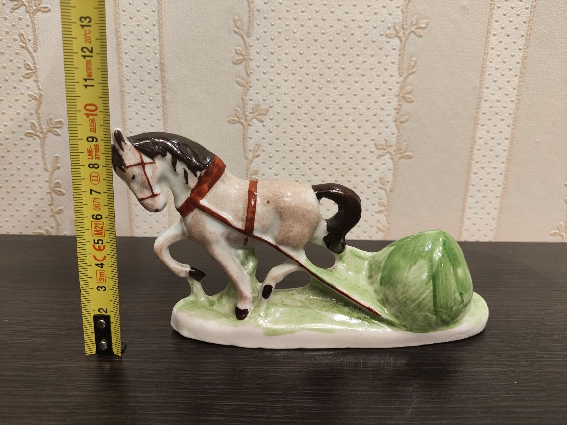 Фарфоровая статуэтка "Лошадка везущая сено".