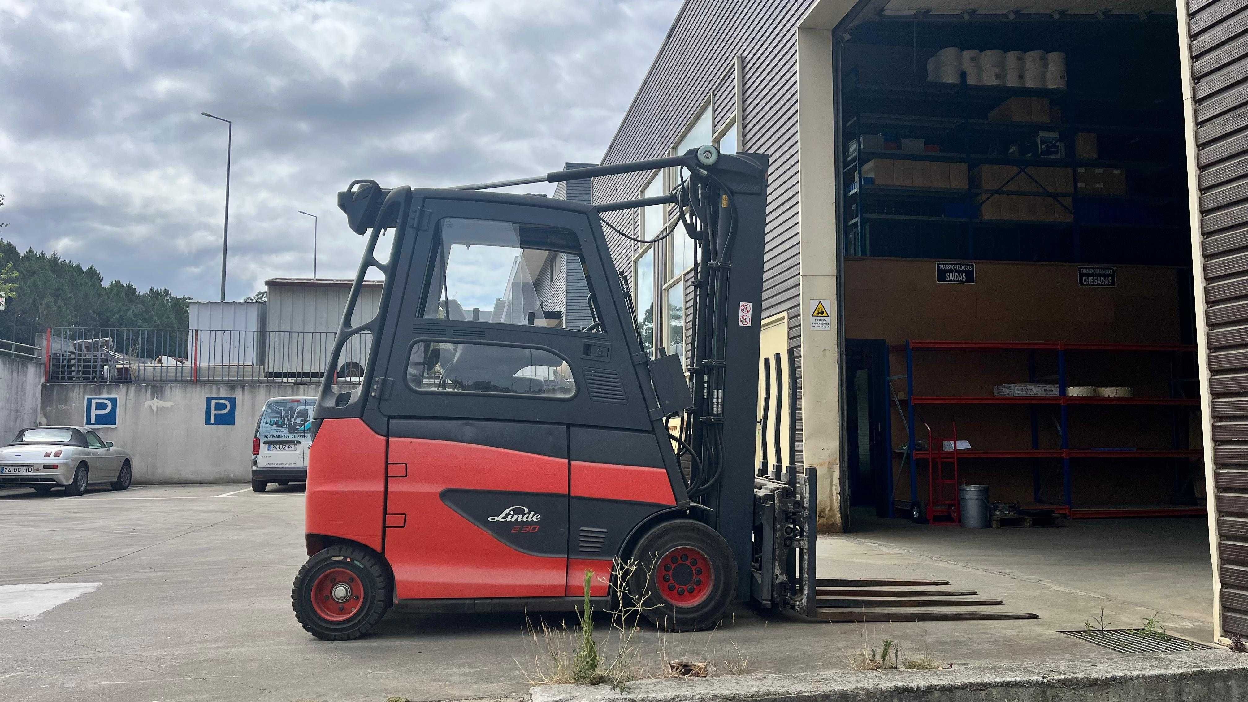 Empilhador elétrico Linde de E30 - 3000 kg
