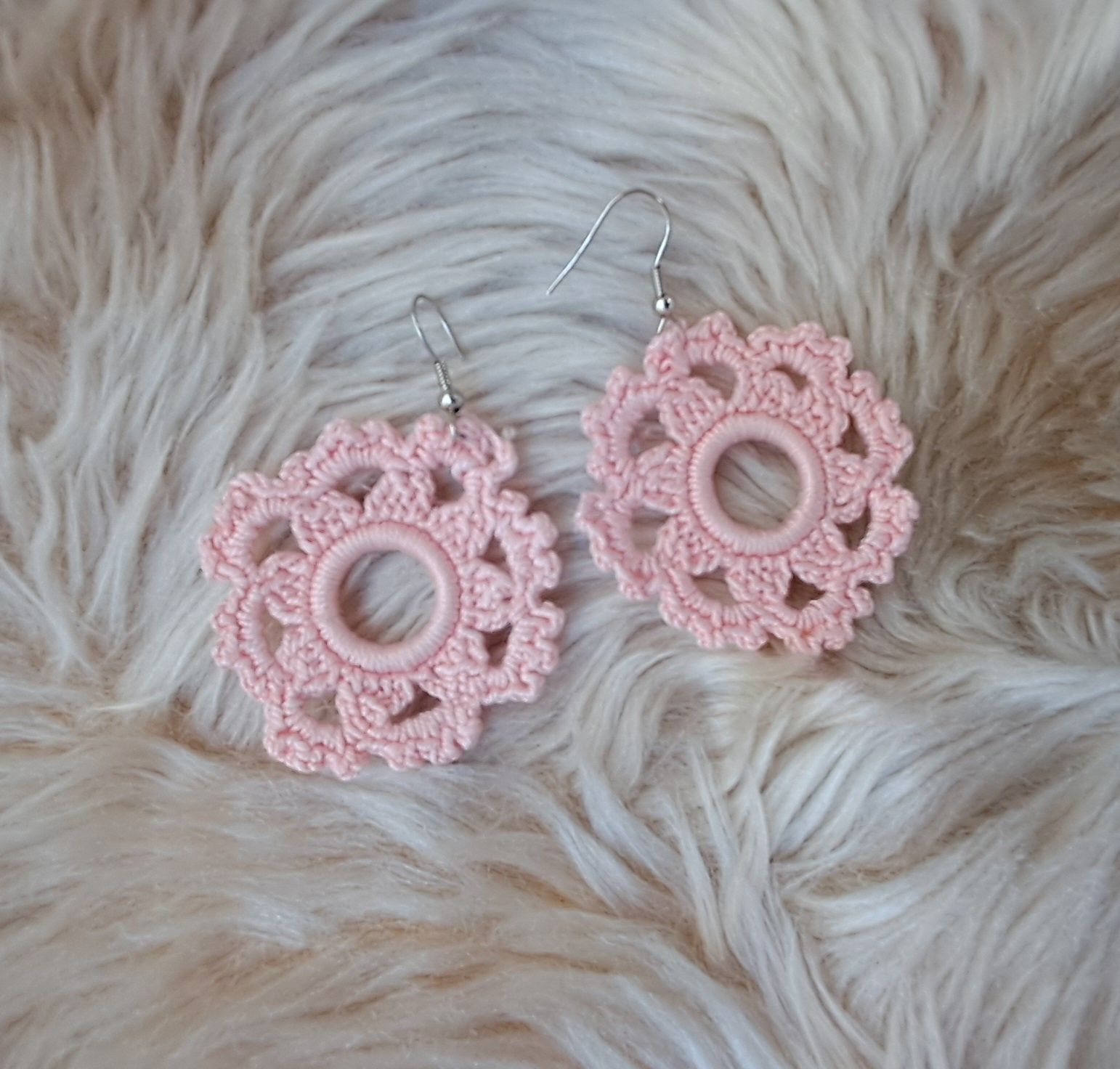 Brincos em crochet rosa bebe