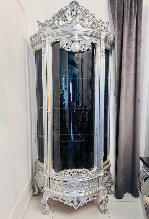 Srebrna witryna barokowa – stylizowany mebel z rzeźbieniem