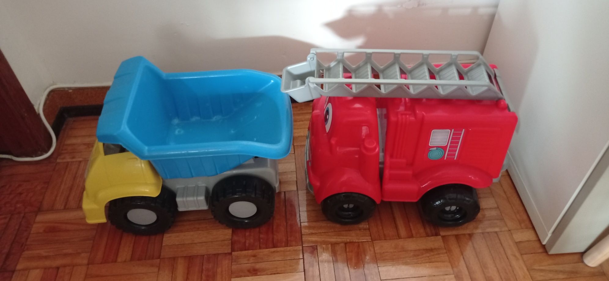 Camiões de brincar de criança grandes