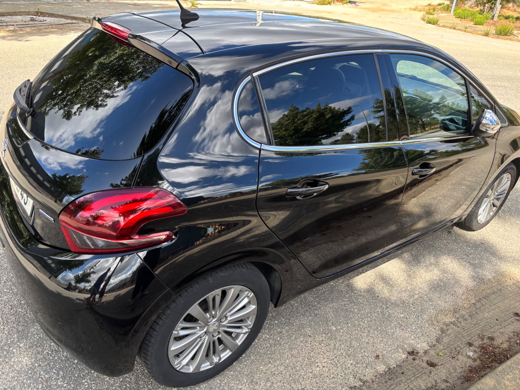 Peugeot 208 puretech allure 2016 1.2 - manual - 131680km - 2 Donos