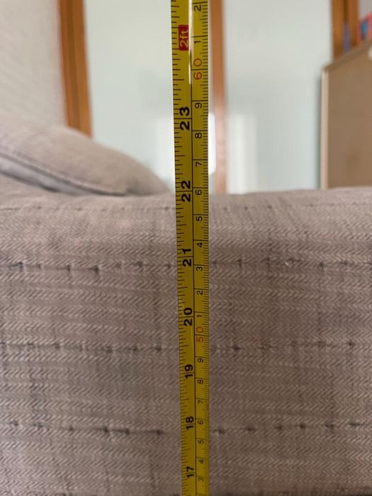 Cama com dois estratos e colchões incluídos