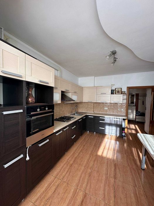 Простора 3-кімнатна квартира поряд з парком Перемоги!