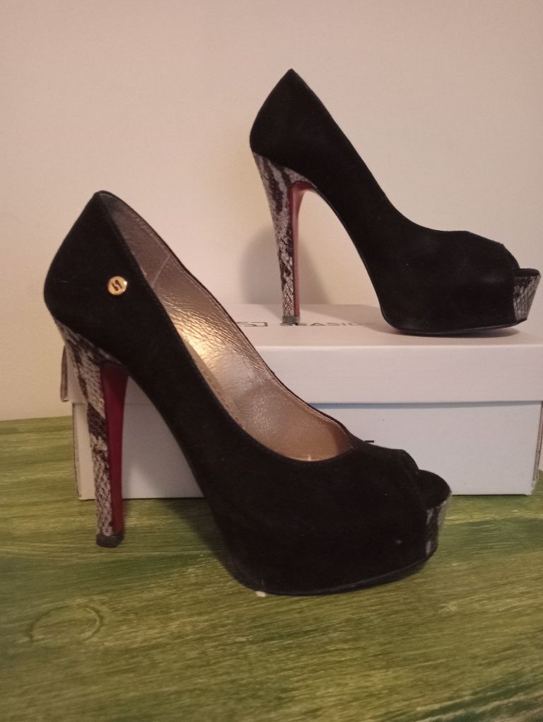 Sapatos salto alto novos