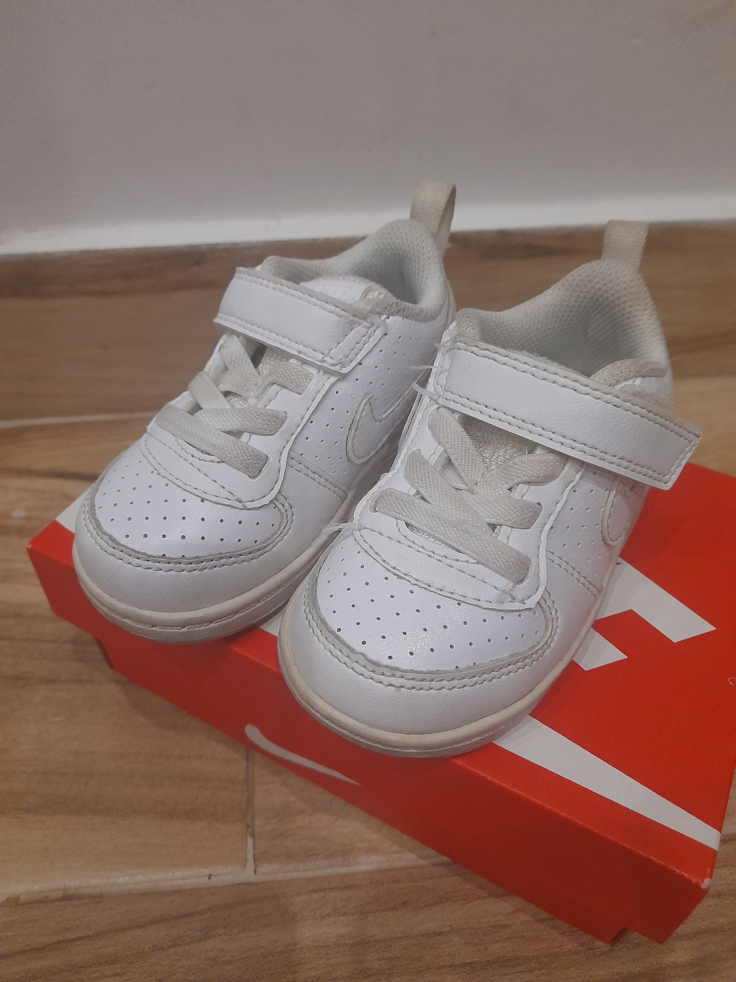 Nike białe rozmiar 21