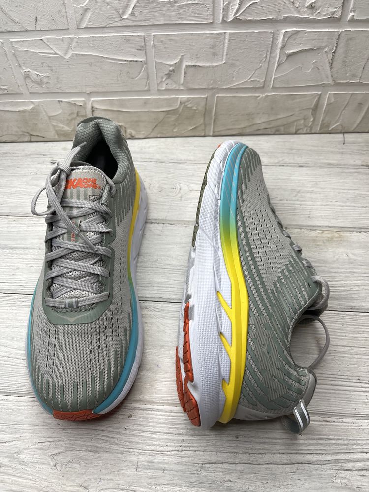 Мудские беговые кроссовки brooks серые hoka