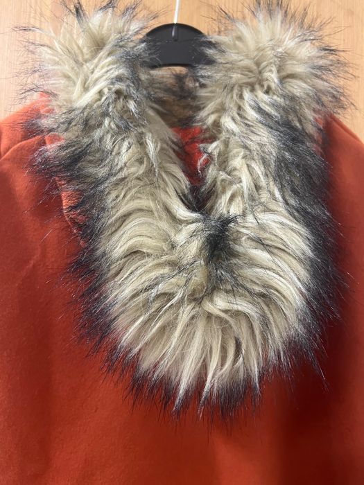 Capa com capuz em pelo