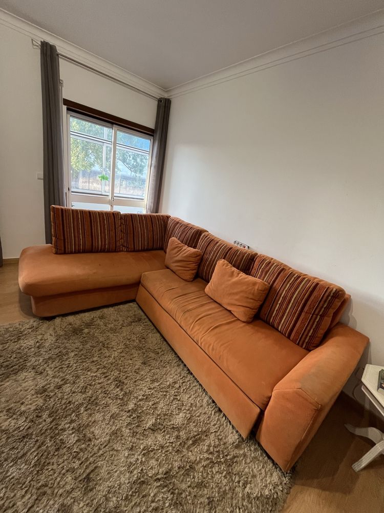 Sofa com chaise e arrumação