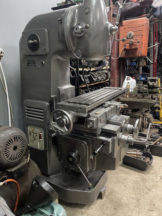 Продам фрезерний станок 6н10