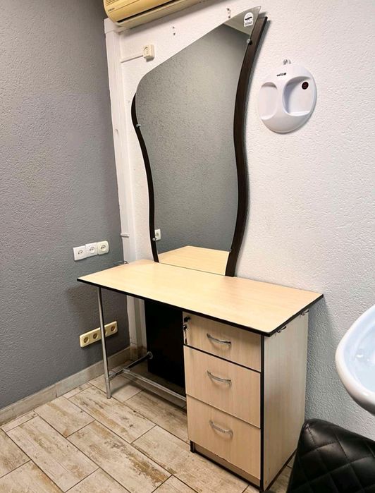 Стол для салона красоты