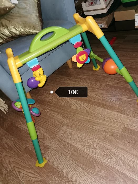 brinquedos de bebé e cadeira de refeição