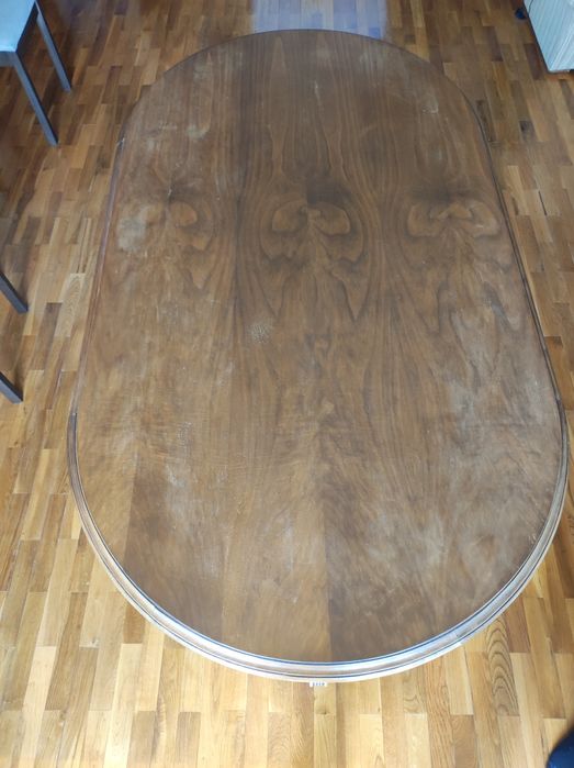 Mesa de jantar em madeira maciça — clássica e robusta