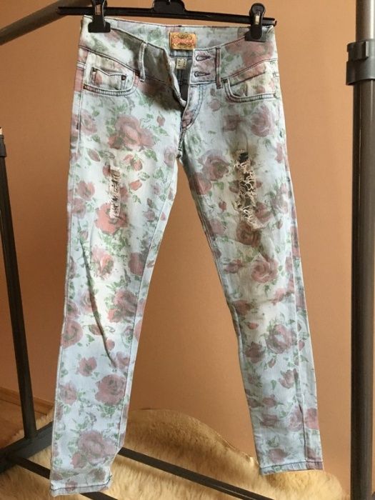 Spodnie jeansowe w kwiatki rozmiar XS/34 Bershka