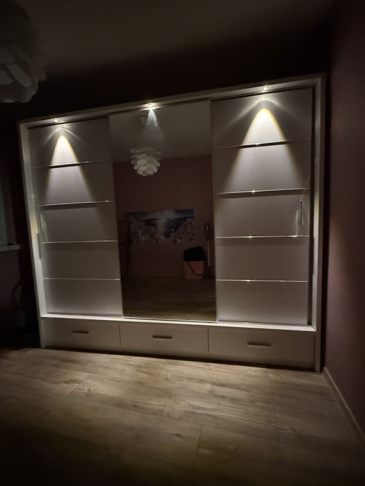 Szafa z lustrem i oświetleniem – 2,6 m x 2,17 m