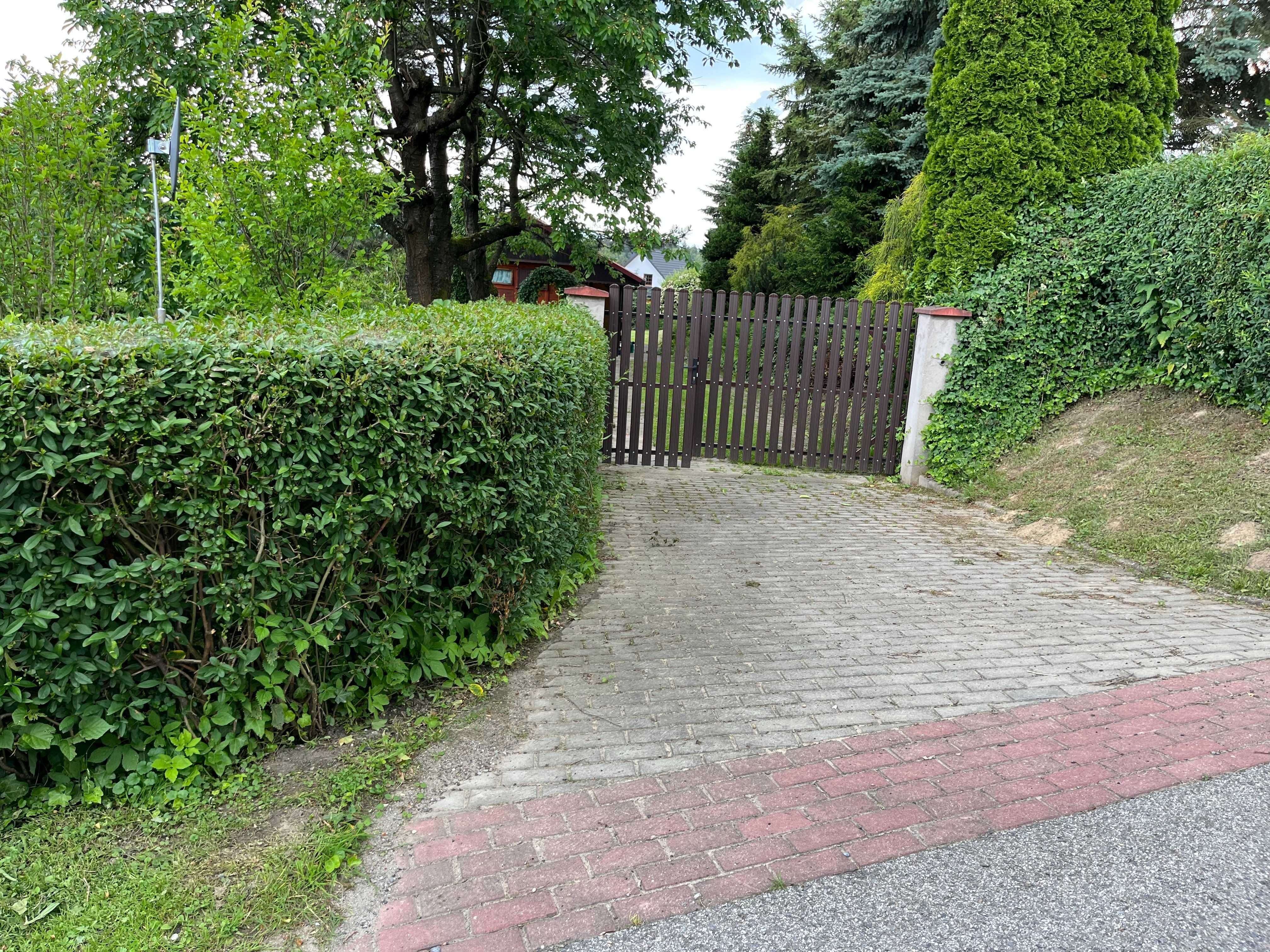 Wolnostojący domek na ogrodzonej działce. Przyjazny dla zwierząt.
