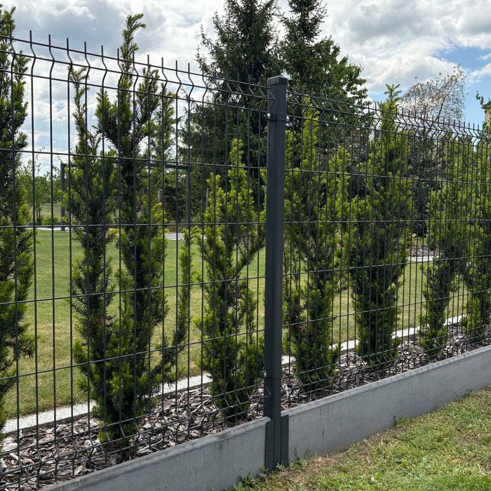 Kompletny system ogrodzeniowy – panele, podmurówki, słupki