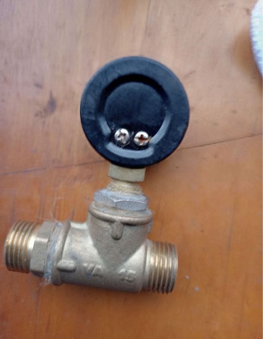 Продам манометр із фітингом для вимірювання тиску до 6 бар