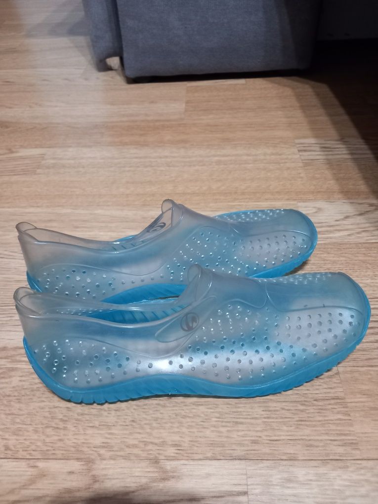 Niebieskie buty do wody
