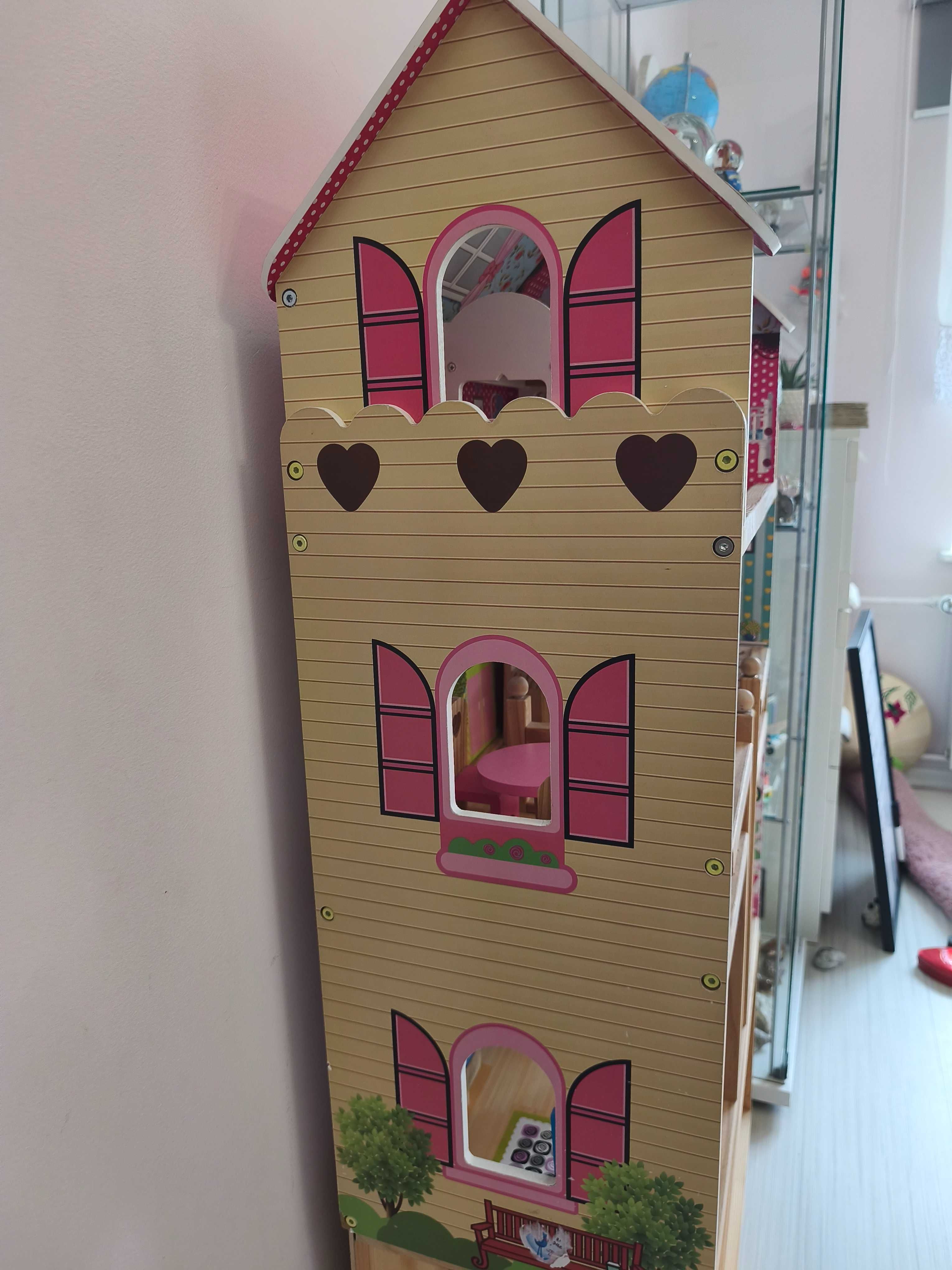 Duży drewniany domek dla lalek z drewnianymi mebelkami
