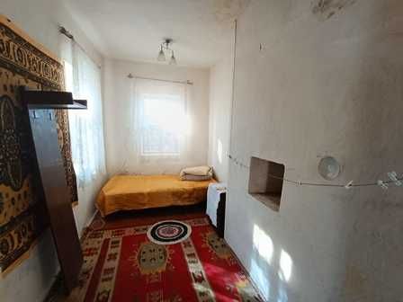 Будинок в центрі с. Лукашівка.