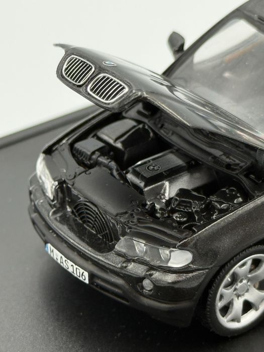 1:43 BMW E53 4.4 MINICHAMPS. Чорний колір.