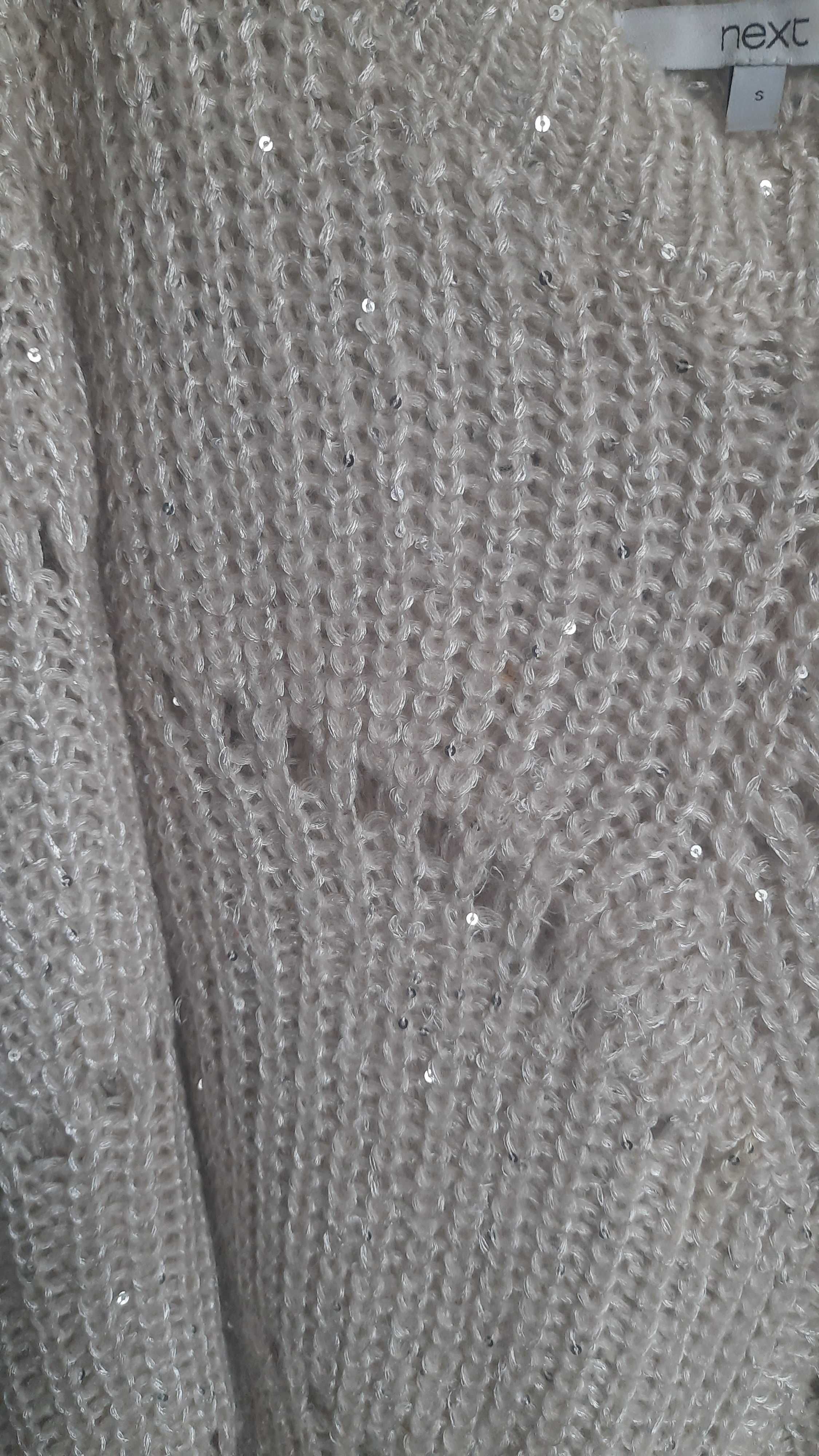 Perlowy duzy swetr.