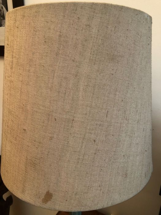 Candeeiro de mesa com base em pedra