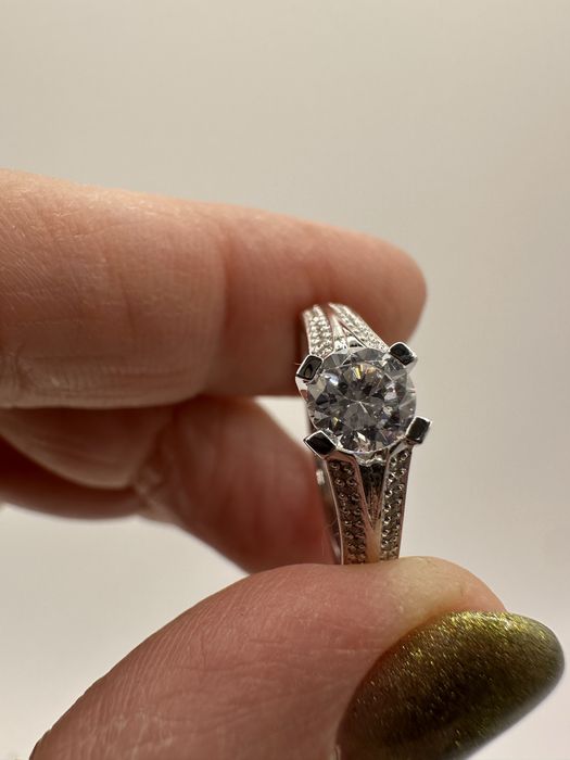 Каблучка з білого золота 585 проби від 4г.  Шикарна на заручини