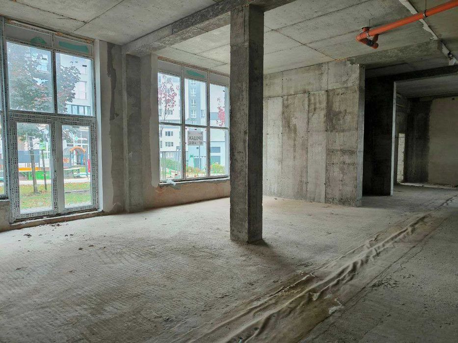 Продаж фасадного приміщення в ЖК Америка 380 м2