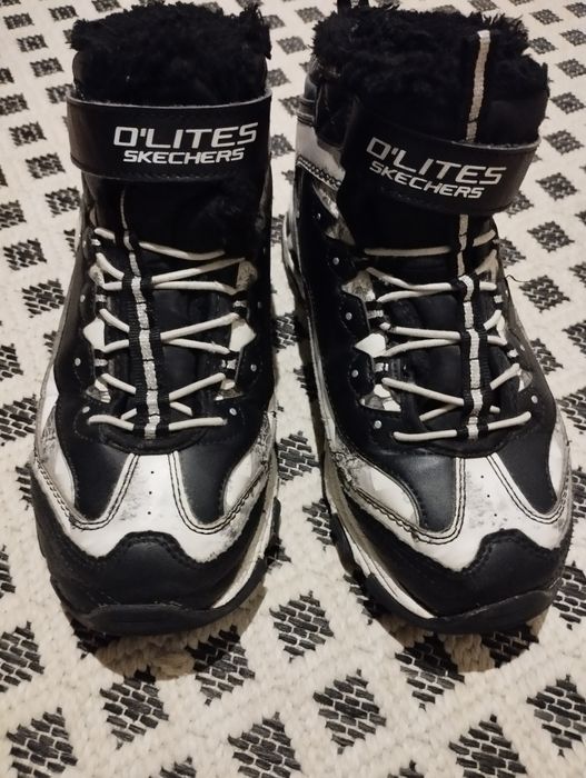 Зимове взуття,підійде дівчинці і хлопчику,колір чорні