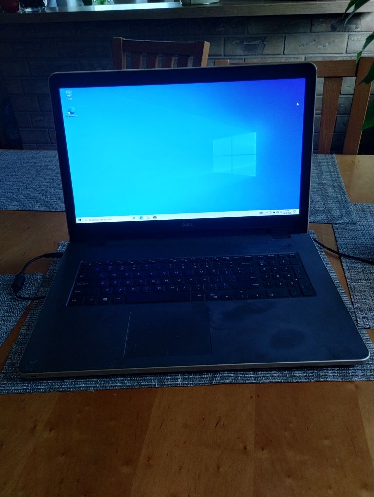 Laptop Dell Inspiron 17 5755 A8 QUAD 8GB RAM, 1TB ATI 10 - kolor złoty
