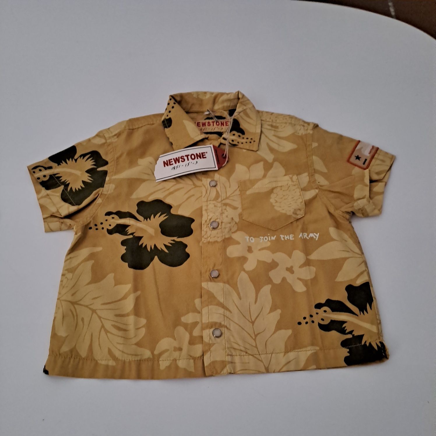 Conjunto de menino com calças, camisa e t-shirt