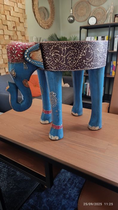Banco Pequeno ou mesa de Apoio Elefante Gato Preto