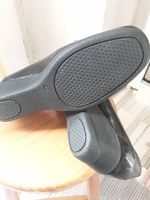 Sapatos novos camurça e verniz pretos da marca Exclusivo N 38