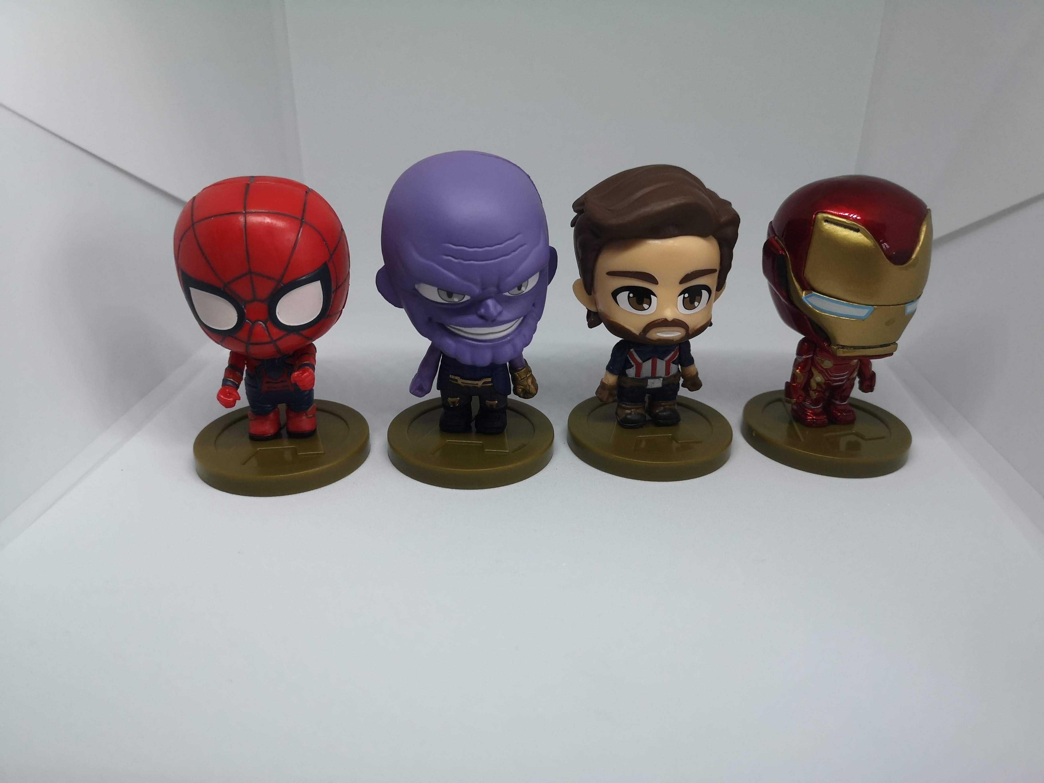 Figura com base Thanos Marvel Avengers