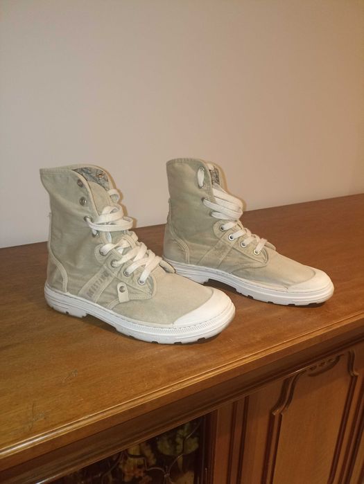 Wysokie trampki damskie Mustang rozmiar 40. Cena 80 zł.