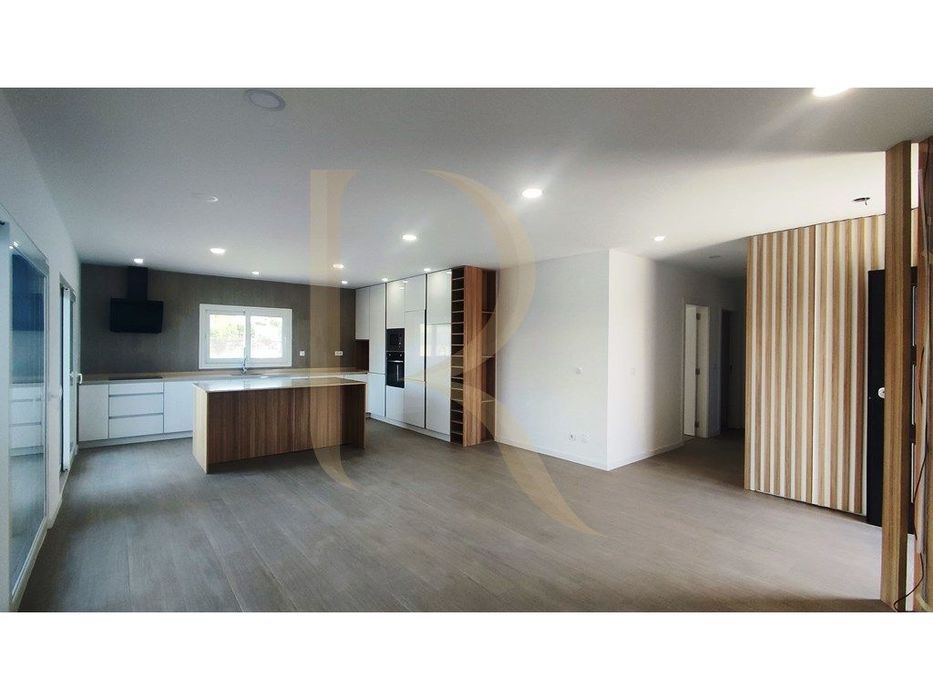 Moradia isolada térrea T4 com churrasqueira, parqueamento e garagem...