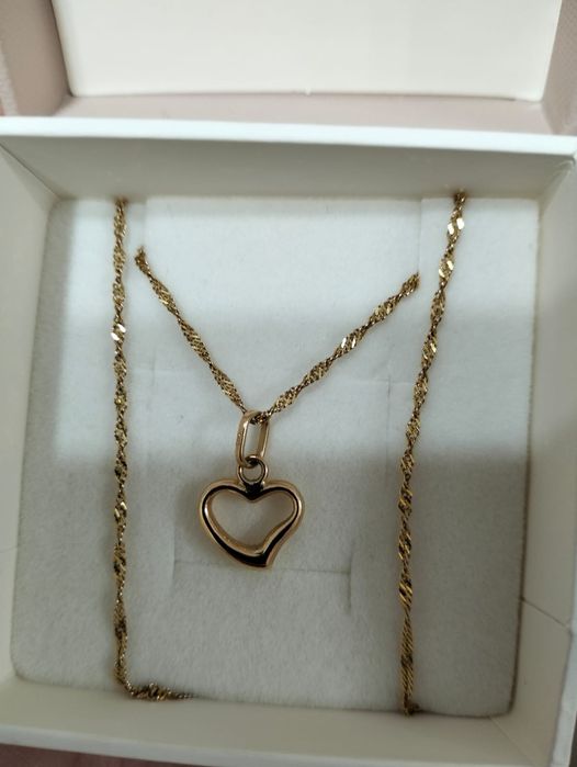 Złoty łańcuszek z zawieszką.