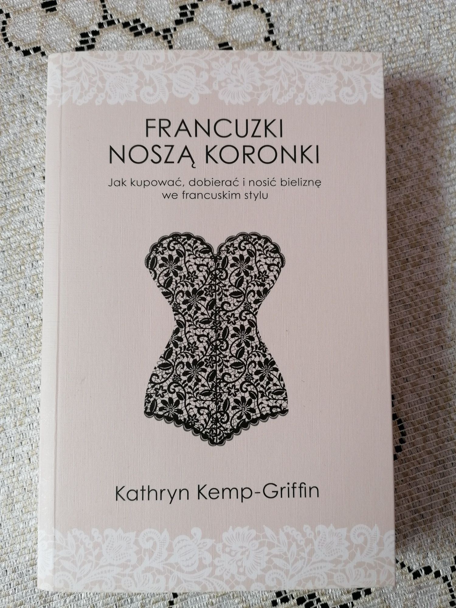 Francuzki noszą koronki. Kathryn Kemp-Griffin