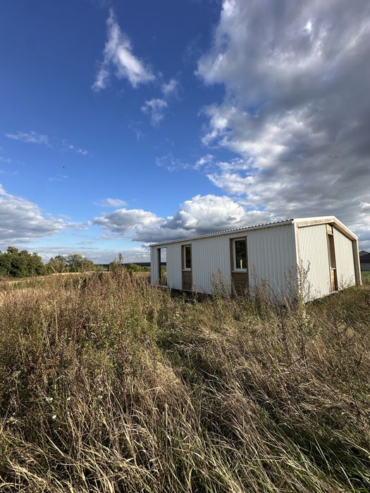 Готова локація для глемпінгу біля Києва -земля з будинками і потенціял