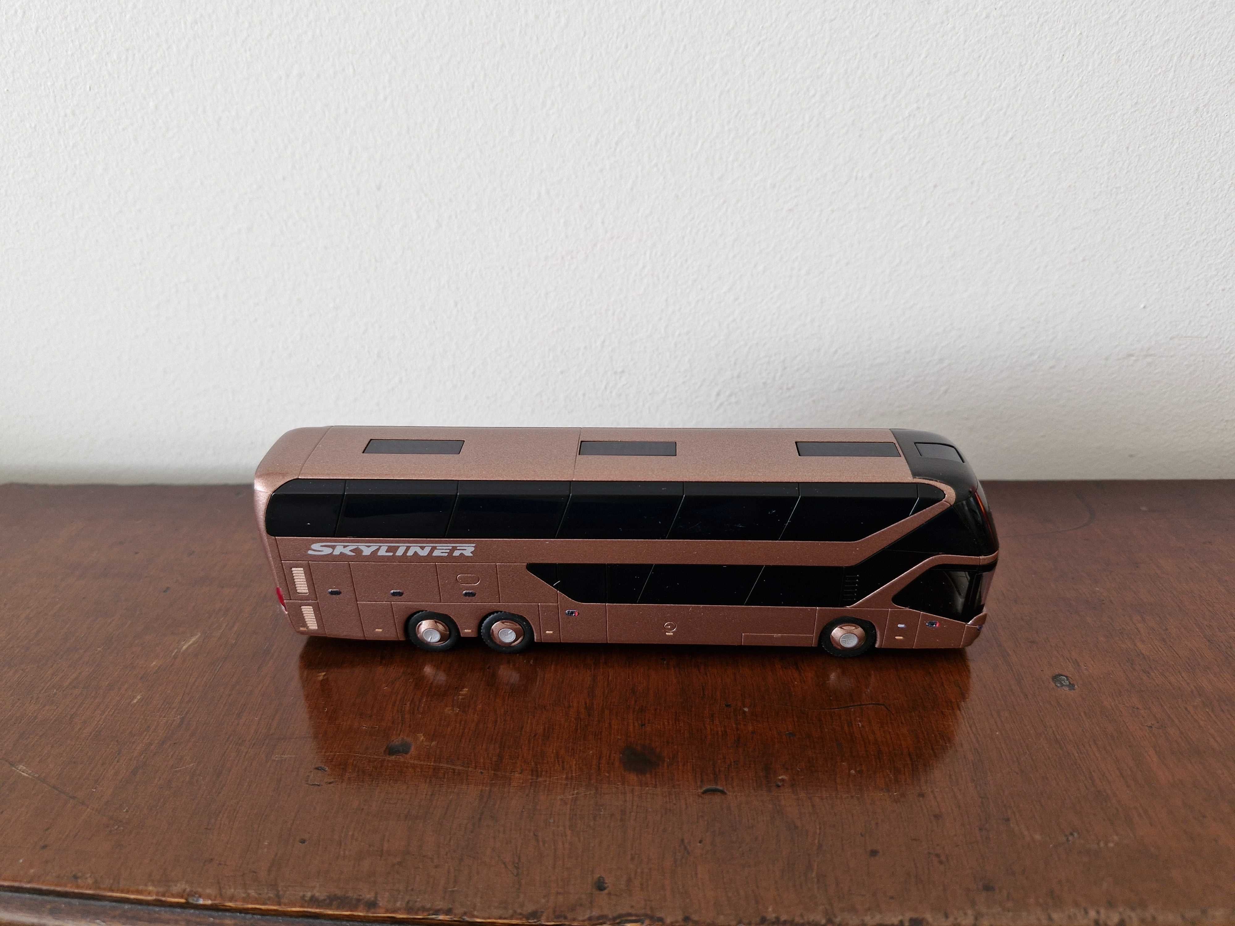 Autokar Neoplan Skyliner Rietze 690480 skala 1:87