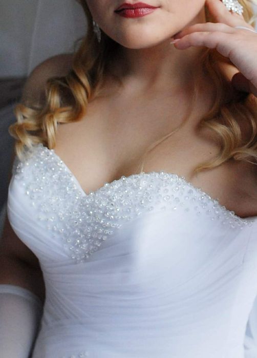 Весільна сукня (білого кольору)