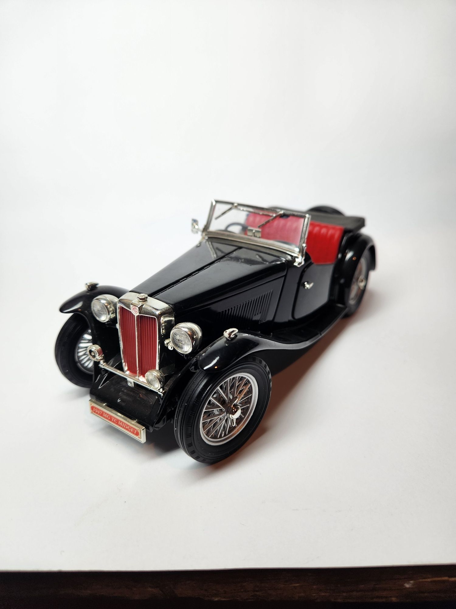 Samochód Road Signature 1/18 1947 MG TC Midget model kolekcjonerski