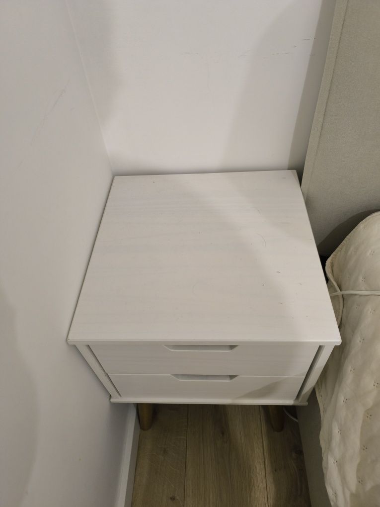 Cómoda + mesa de cabeceira