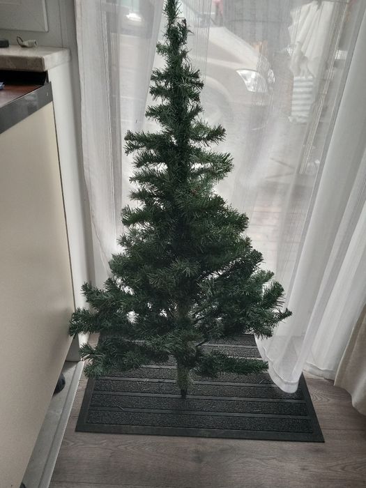 Choinka sztuczna że stojakiem