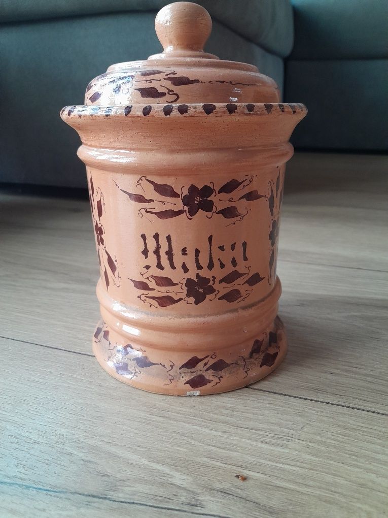 Stary pojemnik na mąkę