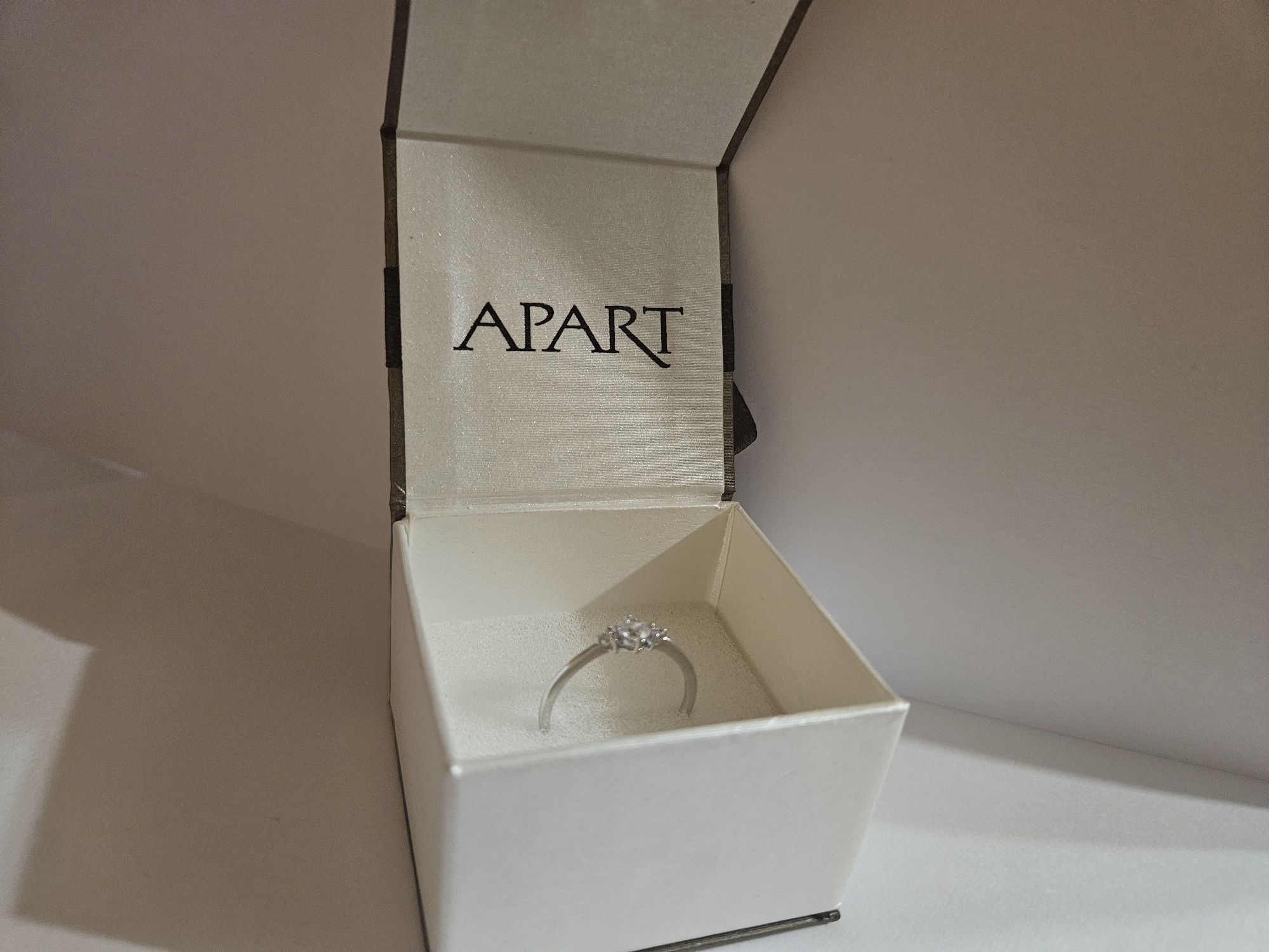 Srebrny pierścionek z cyrkoniami - firmy Apart.