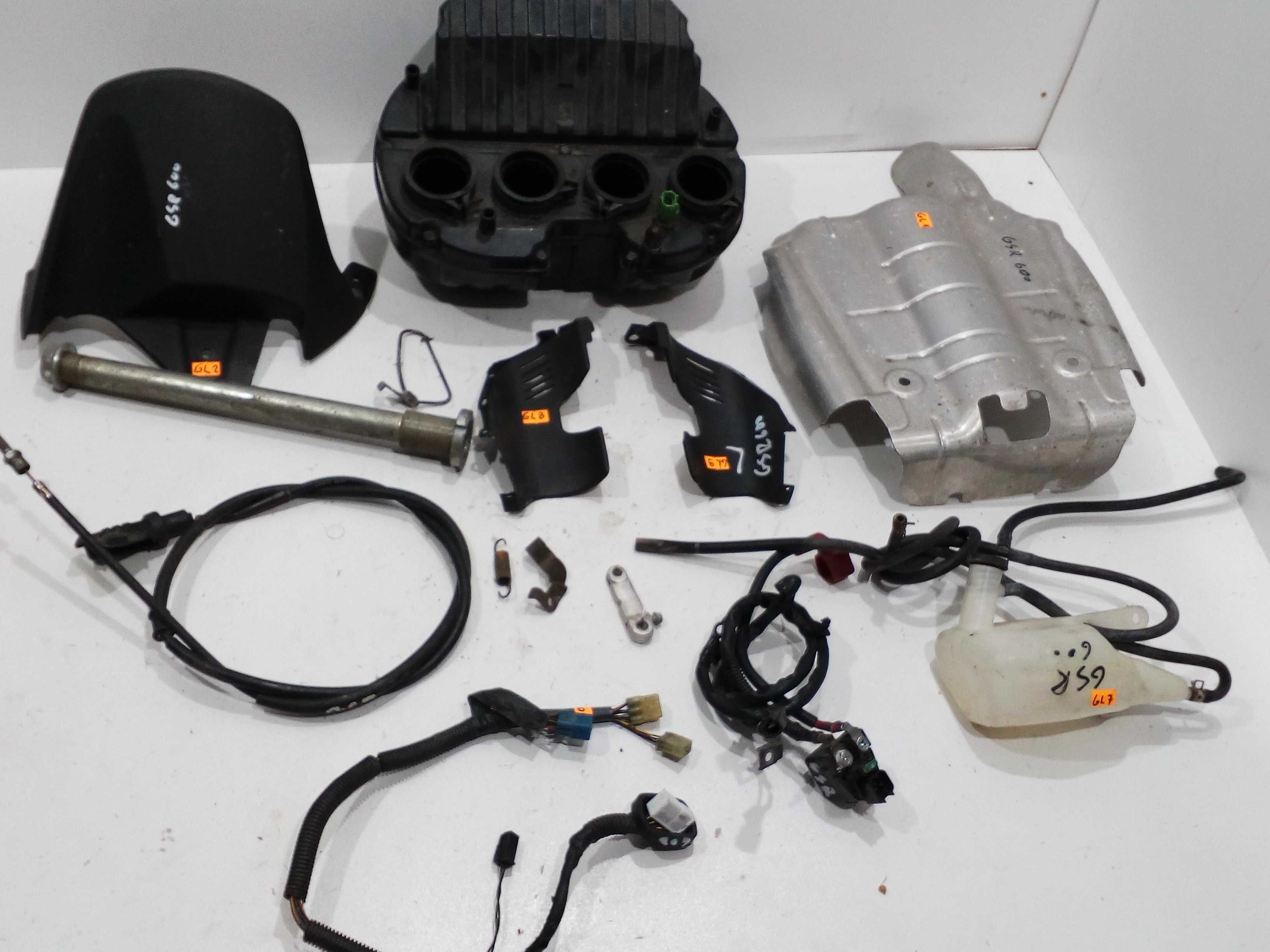 Suzuki GSR 600 uchwyt słona linka wiązka nadkole airbox części